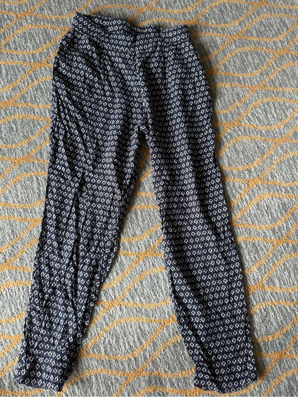 H&M Navy White Geometric Print Pull-On Tapered Pants Size 2

Lightweight